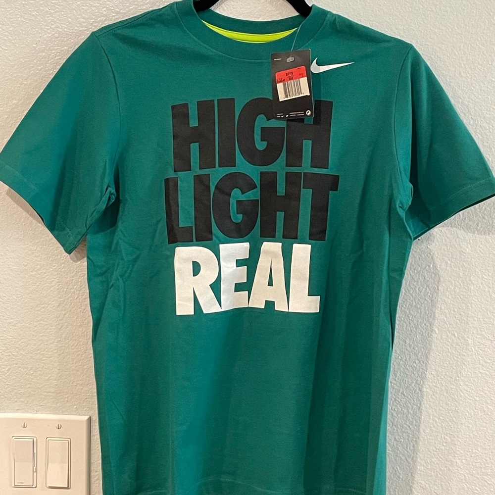 NIKE Sportswear T-shirt. Boys, size Large.